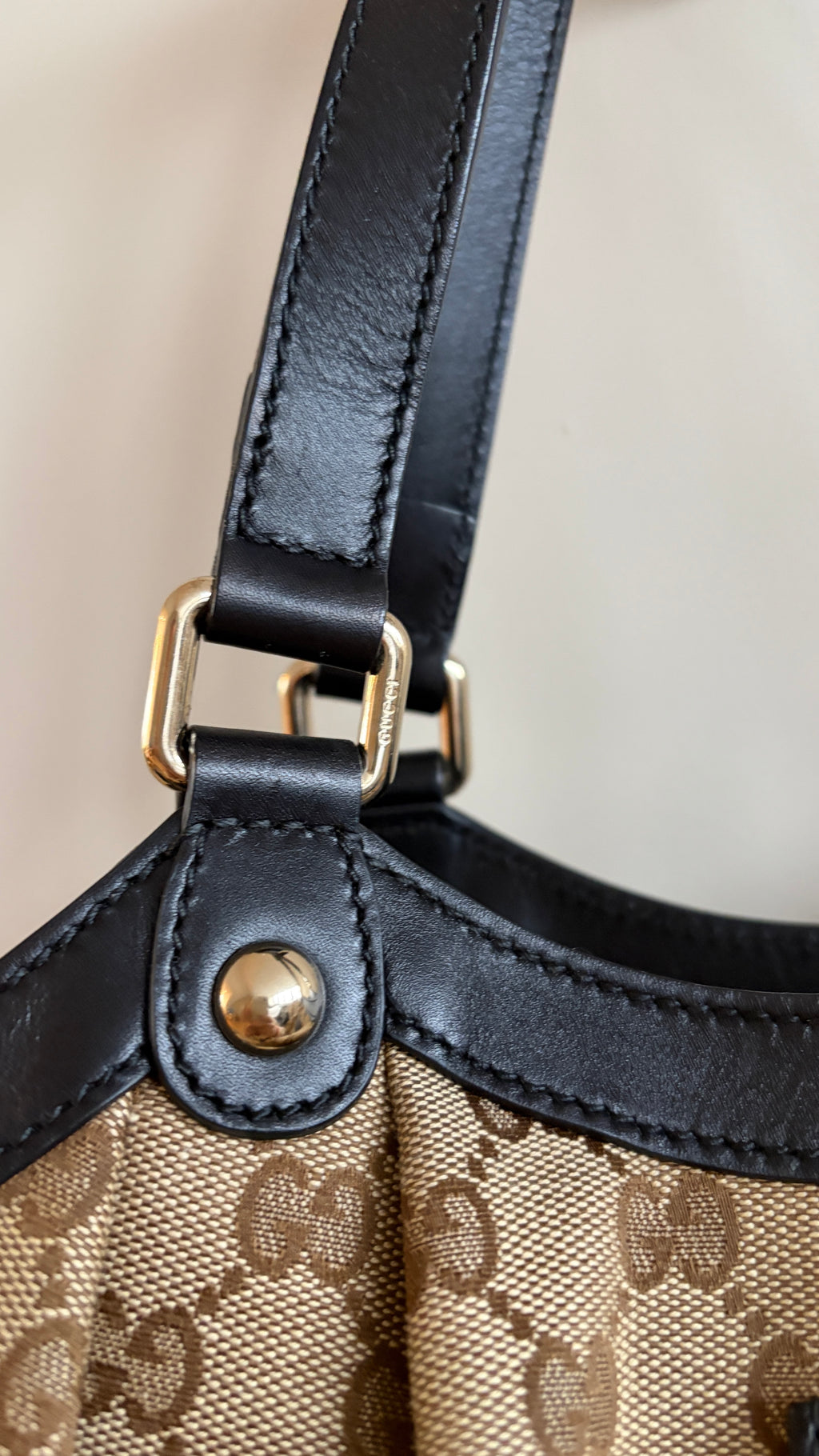 Gucci CC Canvas Tote Bag - Detail hengsel 
