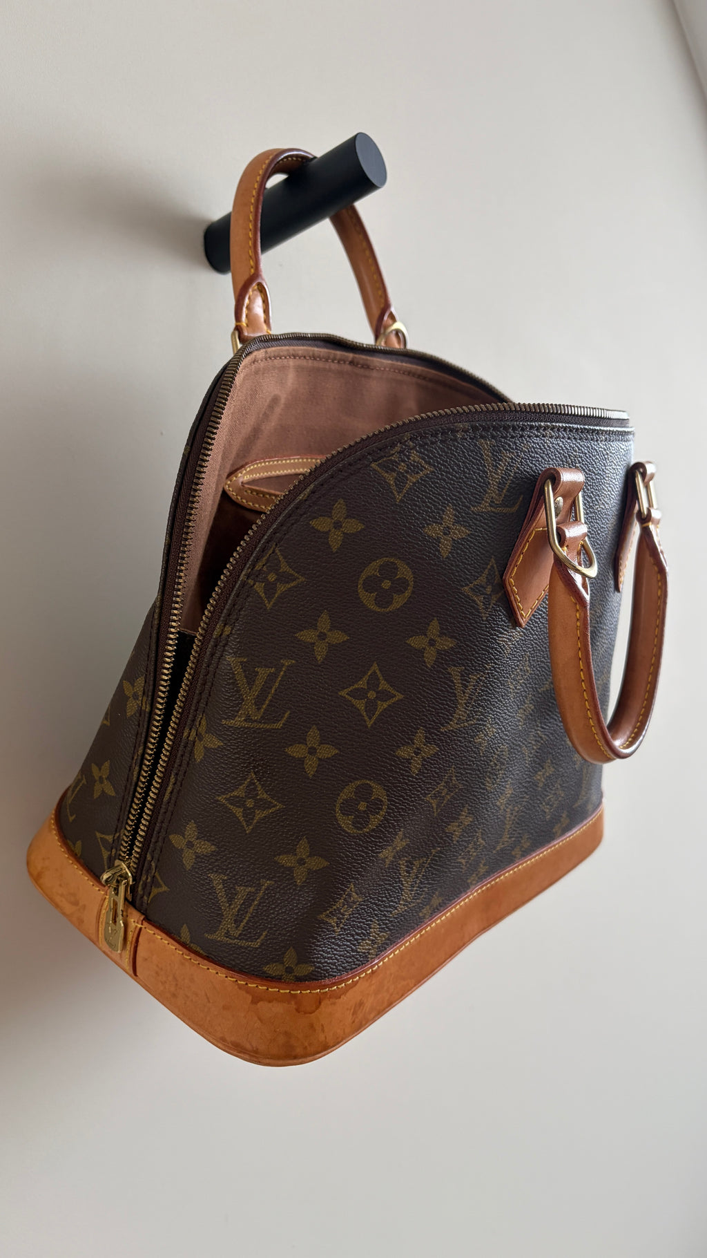 Louis Vuitton Alma - rits open zijkant