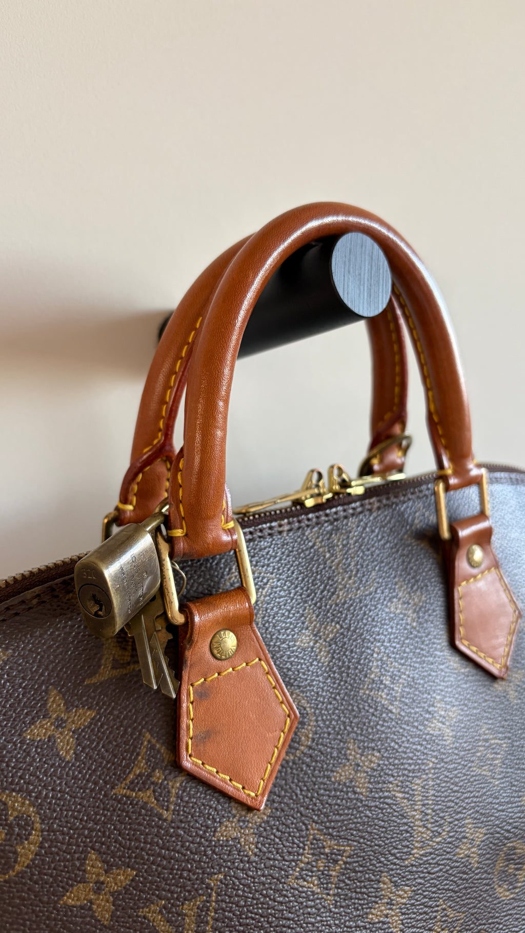 Louis Vuitton Alma PM - Detail lock