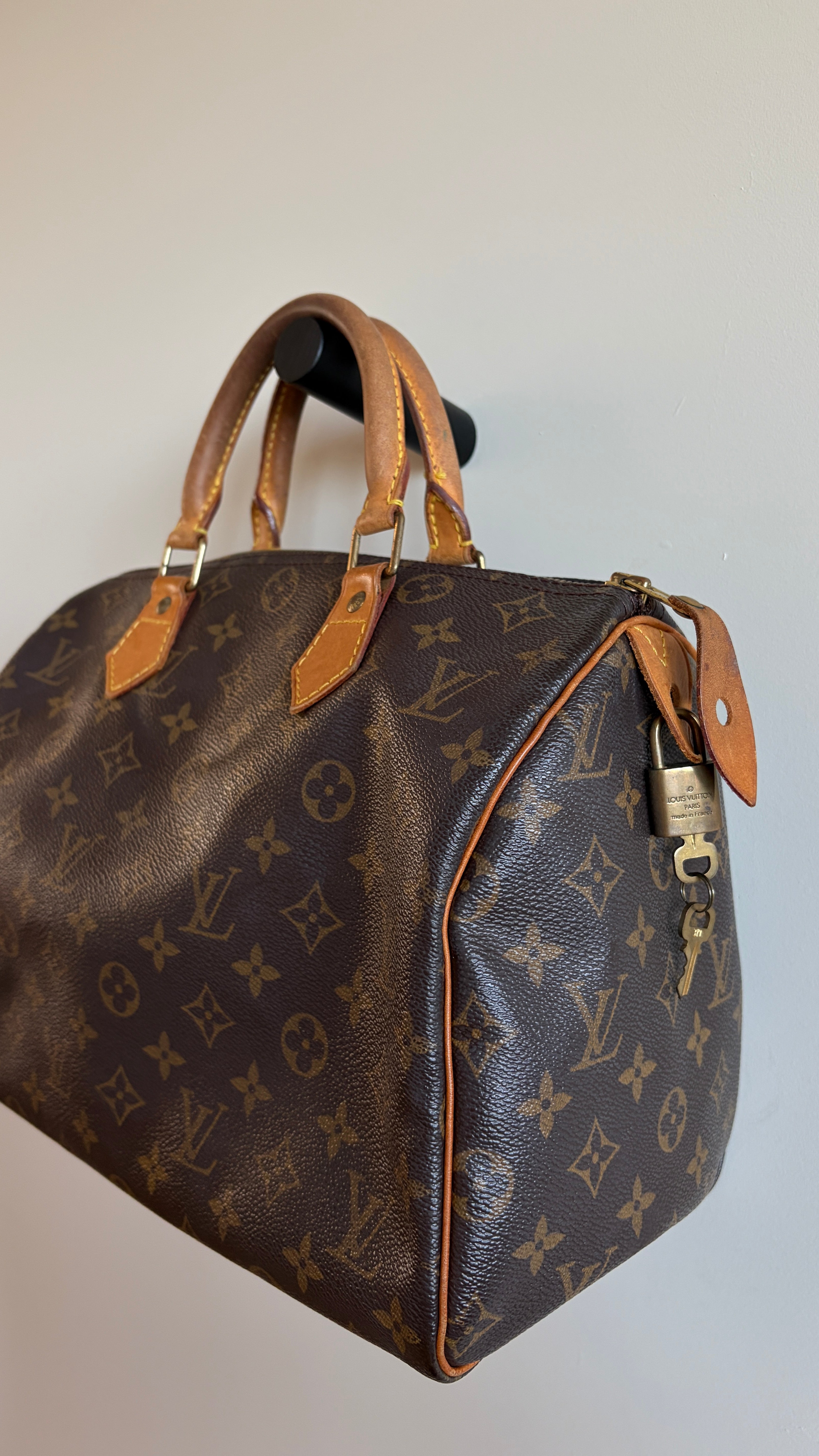 Louis Vuitton Speedy 30 - Zijkant met slotje