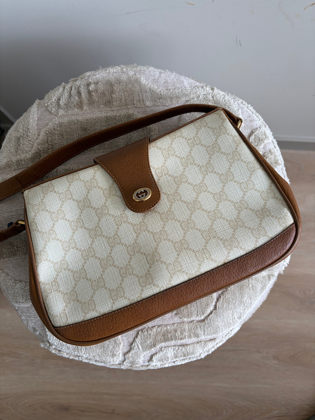 TRE131_Gucci_GGSupreme_ShoulderBag_Productfoto 1
