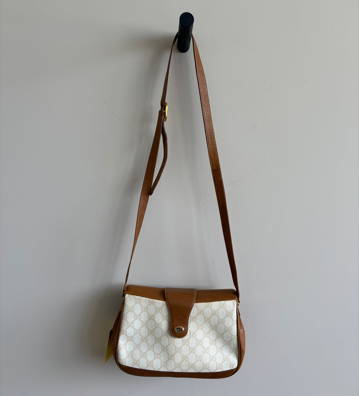 TRE131_Gucci_GGSupreme_ShoulderBag_Productfoto 2
