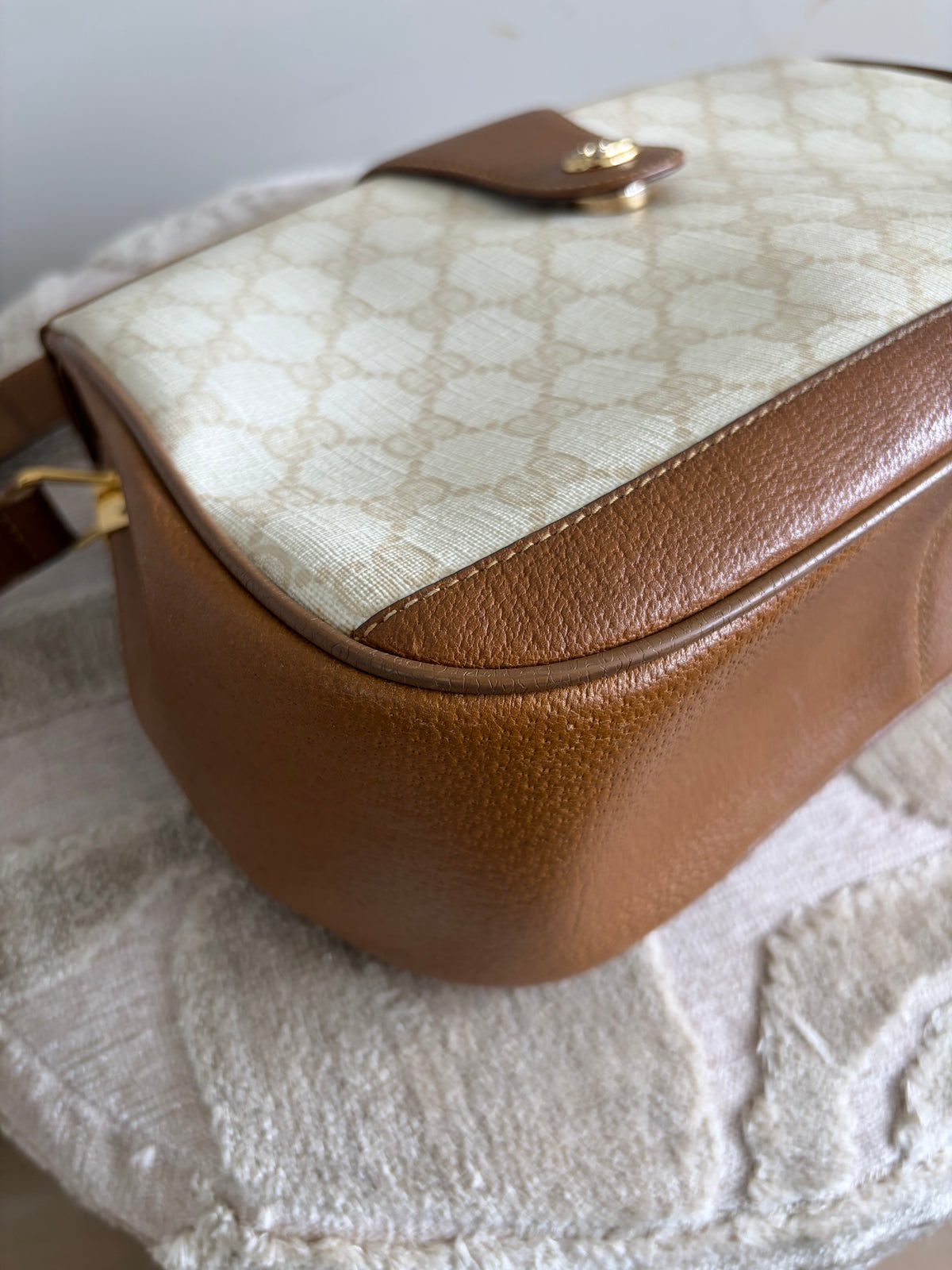 TRE131_Gucci_GGSupreme_ShoulderBag_Productfoto 4