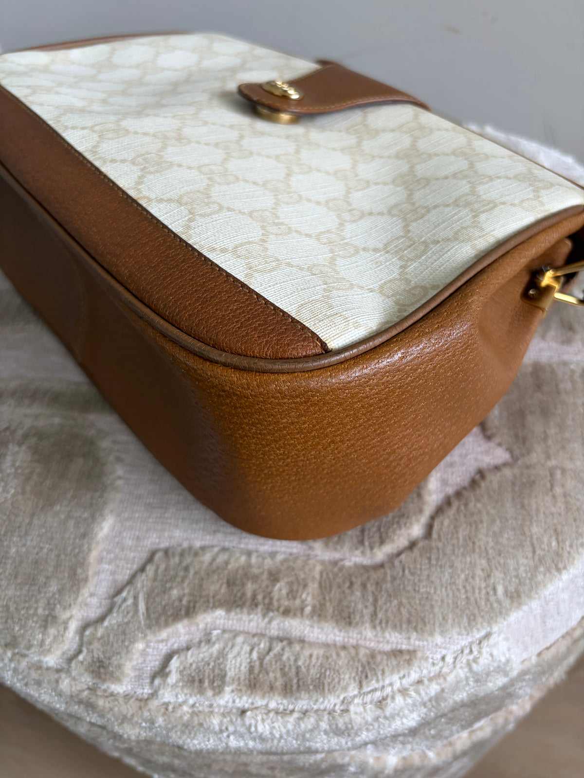 TRE131_Gucci_GGSupreme_ShoulderBag_Productfoto 5