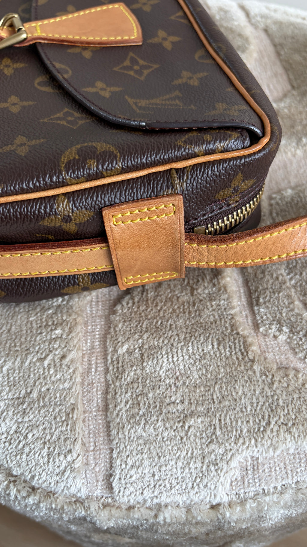 TRE51 - Louis Vuitton Jeune Fille MM - 12