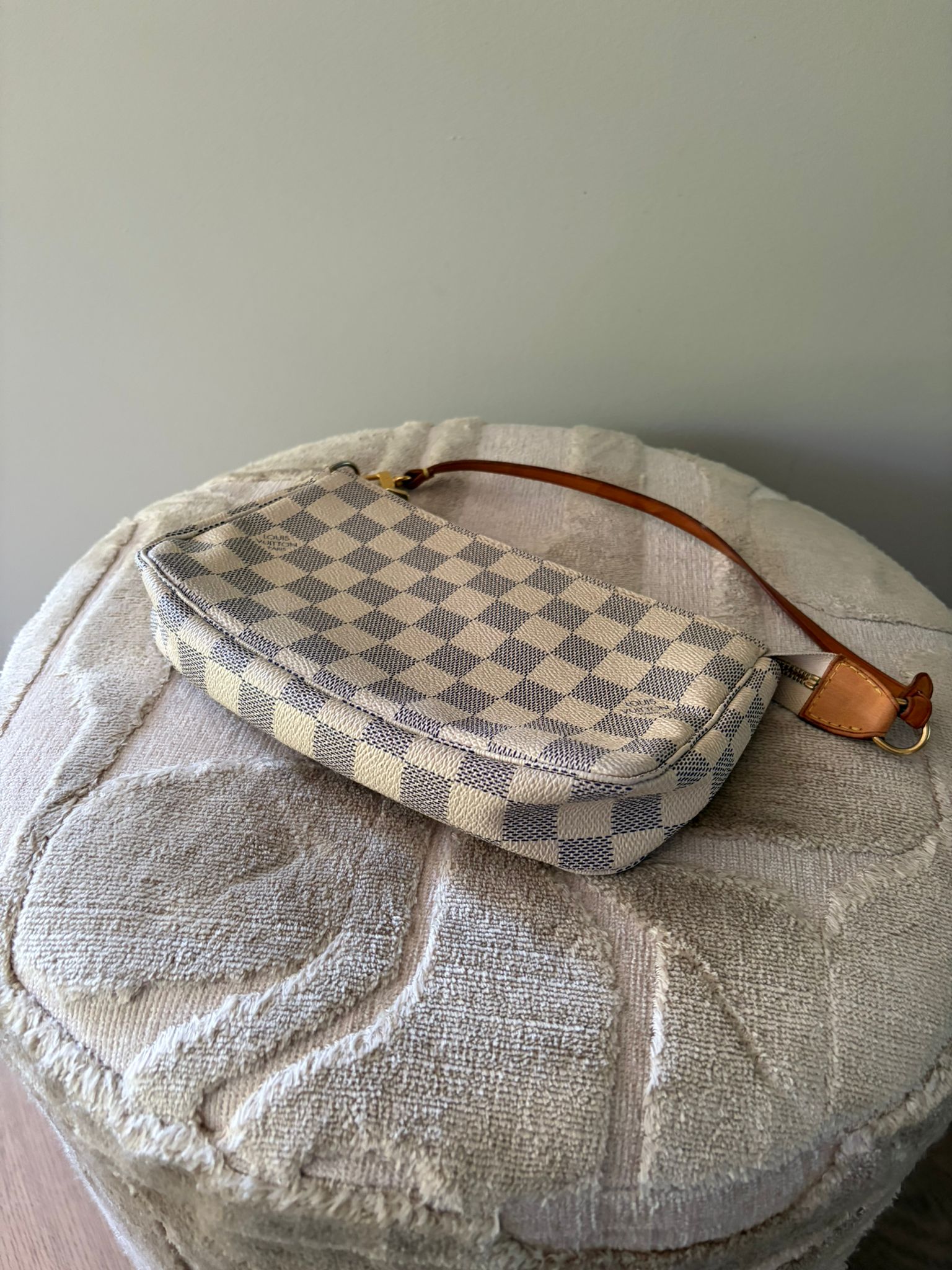 TRE59_-_Louis_Vuitton_Pochette_Damier_Azur_-_3