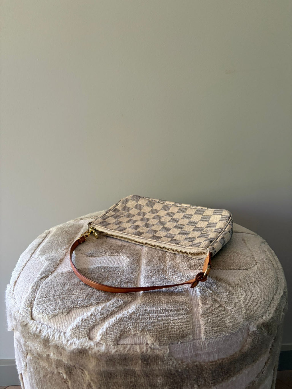 TRE59_-_Louis_Vuitton_Pochette_Damier_Azur_-_4