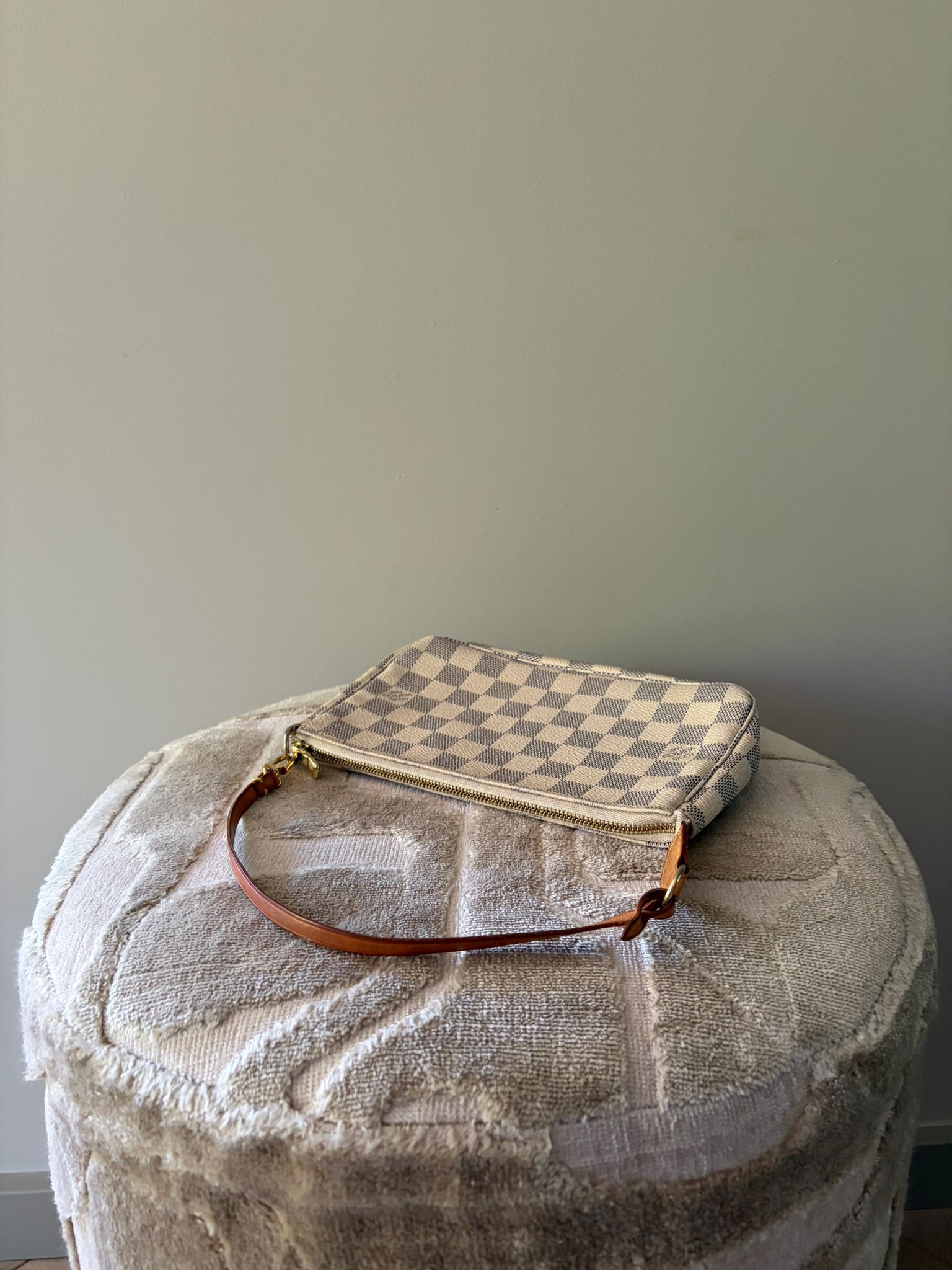 TRE59_-_Louis_Vuitton_Pochette_Damier_Azur_-_4