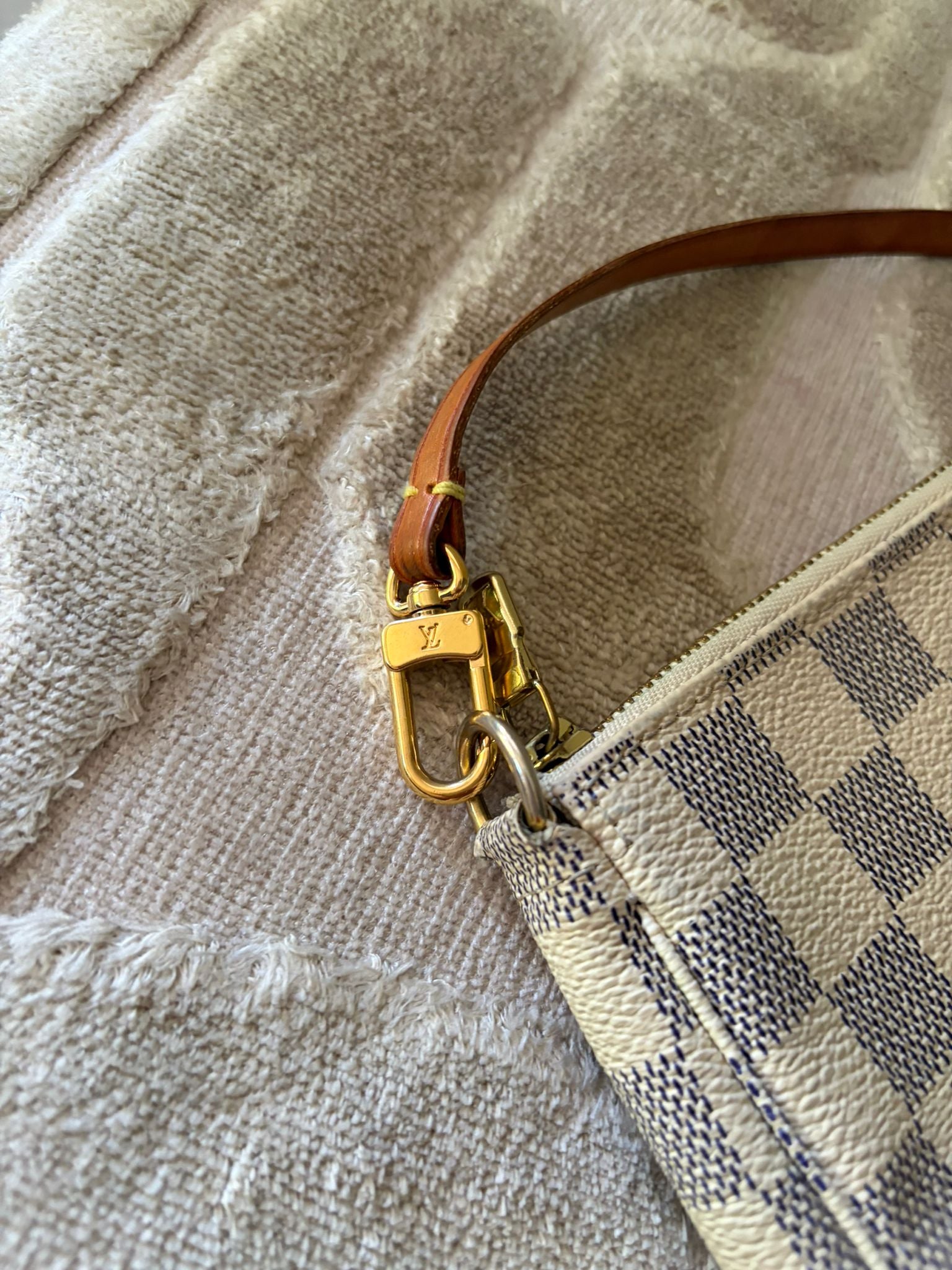 TRE59_-_Louis_Vuitton_Pochette_Damier_Azur_-_5