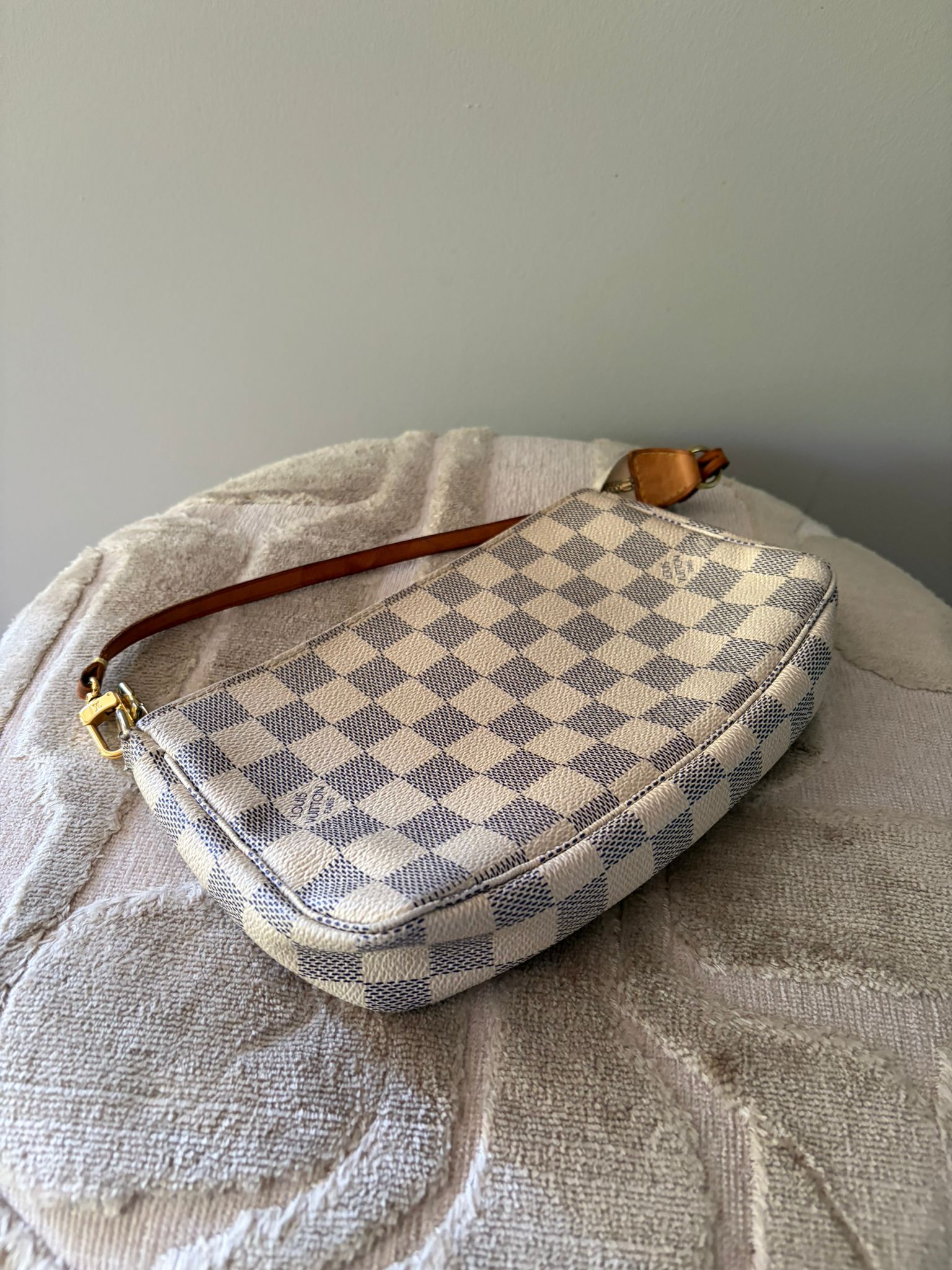 TRE59_-_Louis_Vuitton_Pochette_Damier_Azur_-_7