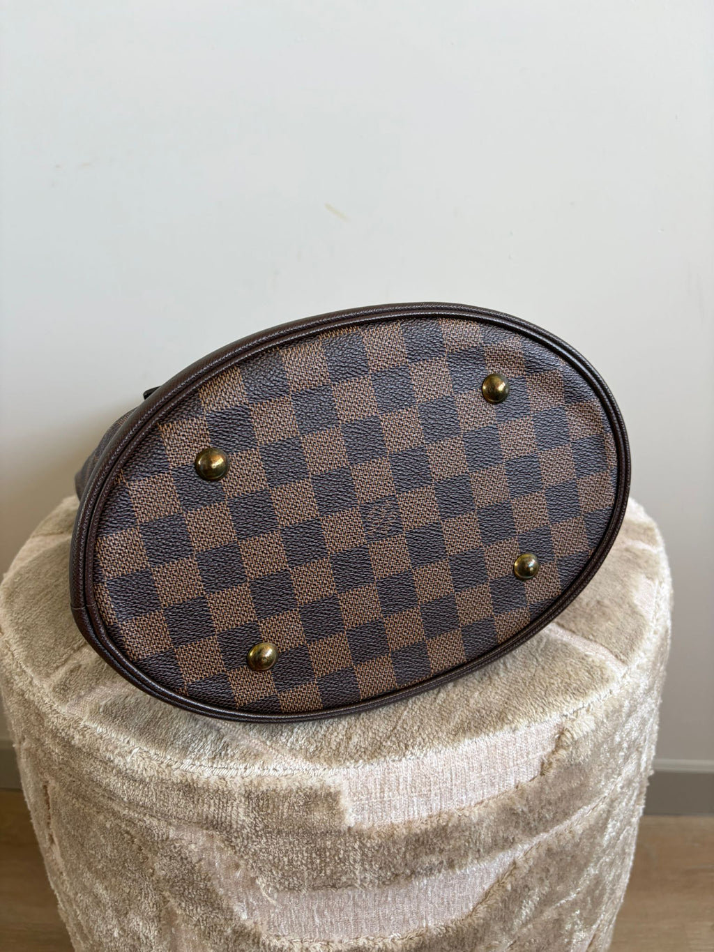TRE66 - Louis Vuitton Male Damier Ebène Tote Marais Bucket - 10