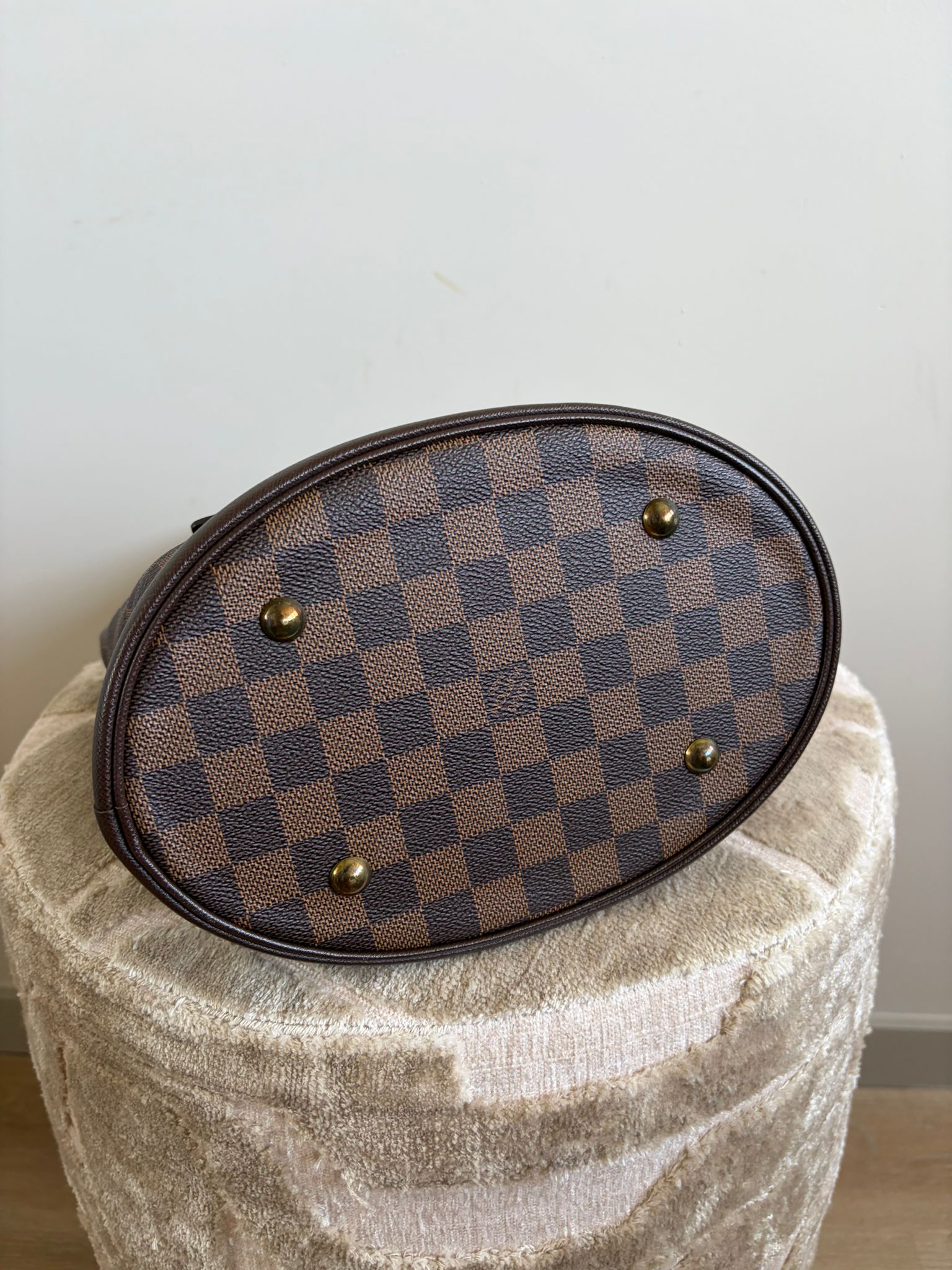 TRE66 - Louis Vuitton Male Damier Ebène Tote Marais Bucket - 10