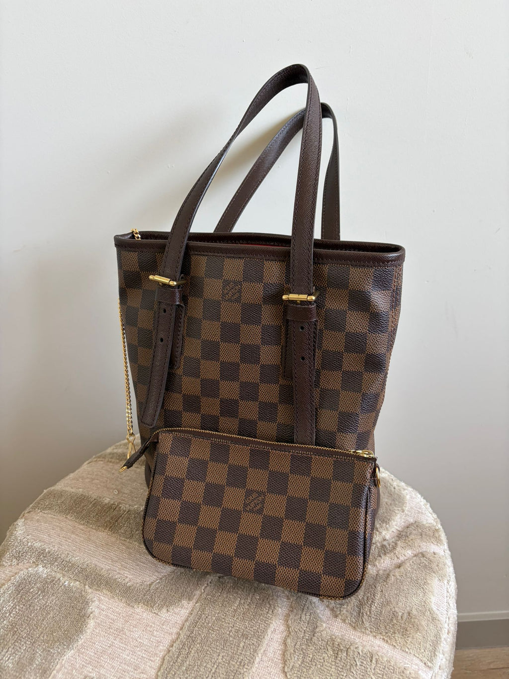 TRE66 - Louis Vuitton Male Damier Ebène Tote Marais Bucket - 16